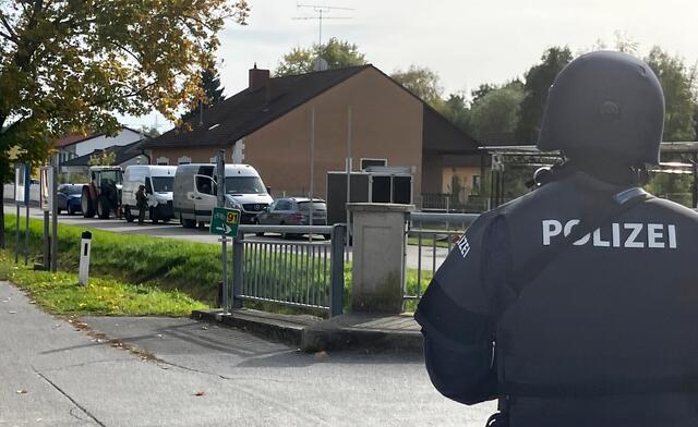 Die Polizei setzt ihre Ermittlungen in Zistersdorf fort, während neue Entwicklungen zur Identifizierung des Tatverdächtigen ans Licht kommen. | Foto: APA Picture Desk