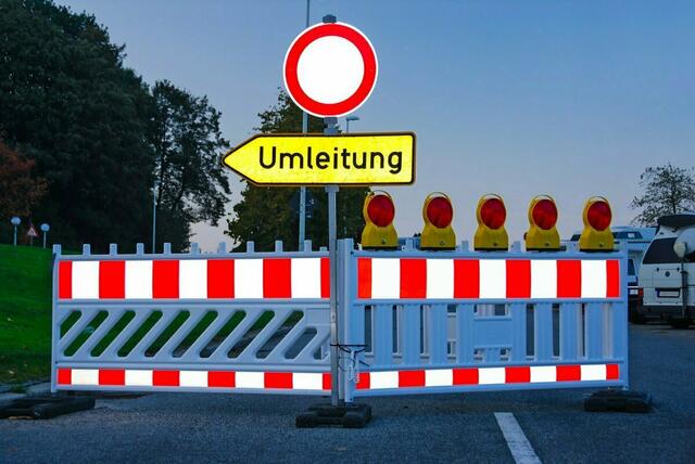 Aufgrund von Asphaltierungsarbeiten kommt es zu einer Straßensperre. | Foto: Wolfgang Jargstorff