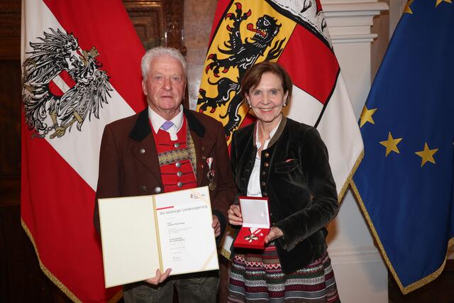 Landtagspräsidentin Brigitta Pallauf überreichte das Verdienstzeichen des Landes Salzburg an Matthäus Pfeifenberger aus St. Michael. | Foto: Land Salzburg / Franz Neumayr
