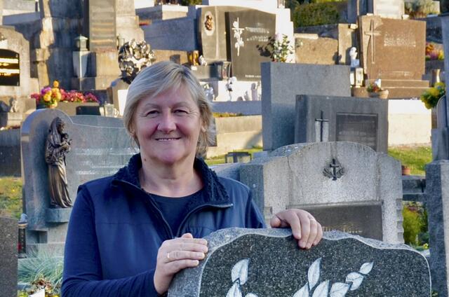 Renate Stadler gartelt am Friedhof Scheiblingkirchen. Sie trauert hier auch um ihre Tochter. | Foto: Elisabeth Peinsipp
