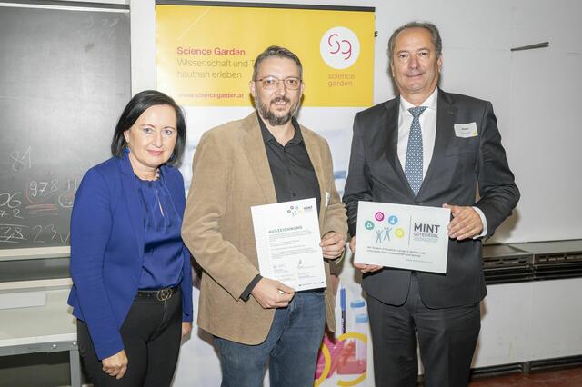 Bildungsdirektorin Elisabeth Meixner und Präsident Kurt Maier gratulierten Thomas Fank zur „MINT Gütesiegel Verleihung“. | Foto: Foto Fischer