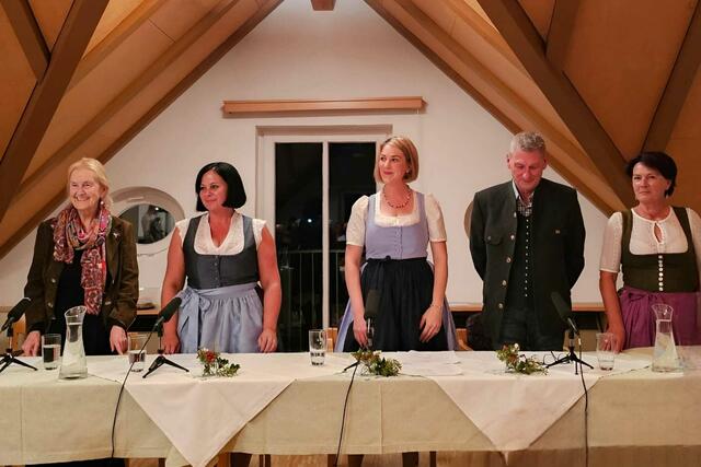 Die Mitwirkenden der "St. Kolomaner Mundart-Roas" von links Erika Rettenbacher, Barbara Untersteiner, Brigitte Wallinger-Schorn, Engelbert Lasinger und Lisbeth Ebner.
Foto: Andreas Zehetner