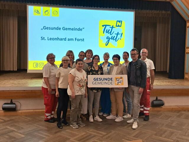 Monika Bauer, Elisabeth Kerschner, Eveline Hörmann, Susanne Schmuck, Dagmar Kaliwoda, Elisabeth Schlosser, Petra Groiß-Luger, Irene Kaiblinger-Pech, Vizebgm. Maria Gruber, Birgit Wurzer von „Tut gut!“, Bgm. Hans-Jürgen Resel und Franz Prankl (v.l.) | Foto: Marktgemeinde St. Leonhard am Forst