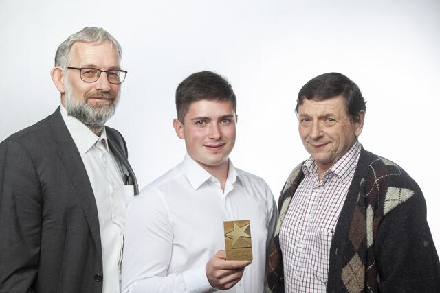 Metalltechniker - Zerspanungstechnik, Konstruktionstechnik Manuel Schlager mit seinen Ausbildnern  | Foto: Foto Fischer