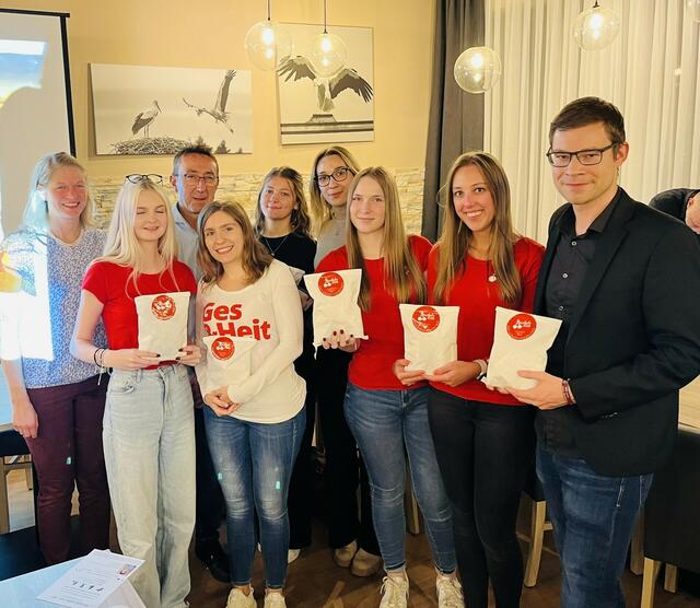 Ärztin Dr. Laura Tschida mit Bürgermeister Hannes Steurer, "Gesundes Dorf"-Arbeitskreisleiter Sascha Krikler, Gemeinderätin Jana Weber, Gemeinderätin Carmen Windholz und dem Team der Apotheke Jois. | Foto: Marktgemeinde Jois