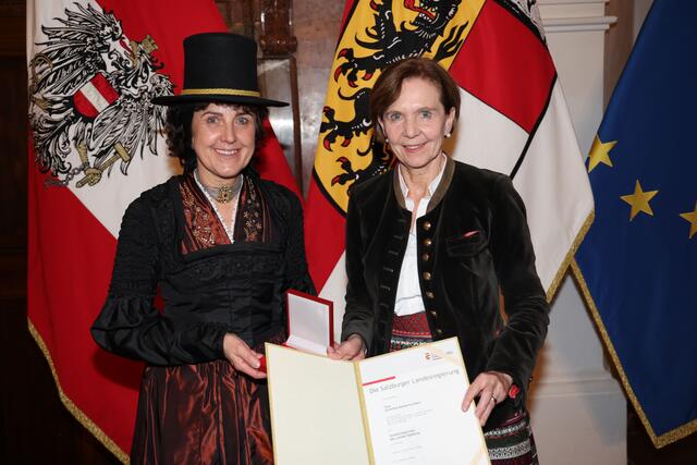 Bei einem Festakt in der Residenz überreichte Landtagspräsidentin Brigitta Pallauf Landesauszeichnungen an insgesamt 14 engagierte Personen aus der gesamten Bandbreite der Volkskultur. Im Bild: Landtagspräsidentin Brigitta Pallauf überreichte das Verdienstzeichen des Landes Salzburg an Christine Katharina Eberl aus Leogang. | Foto: Land Salzburg / Franz Neumayr