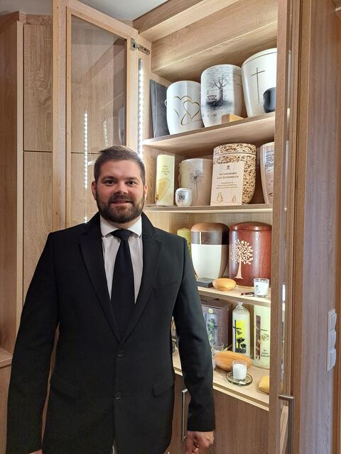 Bestatter Michael Resch ist zu Allerheiligen Teil der Musikkapelle in Steinakirchen. | Foto: Stefanie Machtinger