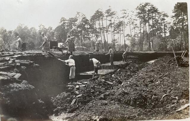 Das Bild aus dem Jahr 1920 zeigt sieben Personen beim Torfstechen und wurde von Günther Baum zur Verfügung gestellt. | Foto: Baum