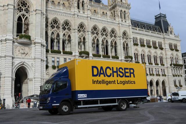 Mit dem nachhaltigen City-Logistik-Konzept „DACHSER Emission-Free-Delivery“ liefert DACHSER jetzt auch emissionsfrei in Wien – hier direkt auf dem Rathausplatz. | Foto: Dachser