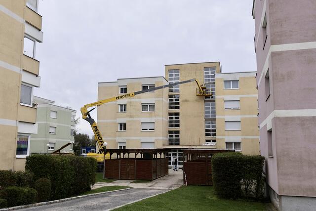 Häuser der Neunkirchner GesmbH &amp; Co KG in der Stroblgasse bekommen Aufzüge nachgerüstet. | Foto: Santrucek