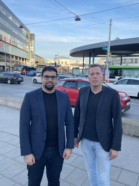 Georg Akgül (l.) und Patrick Gasselich (beide ÖVP) am Liesinger Platz.  | Foto: ÖVP Liesing