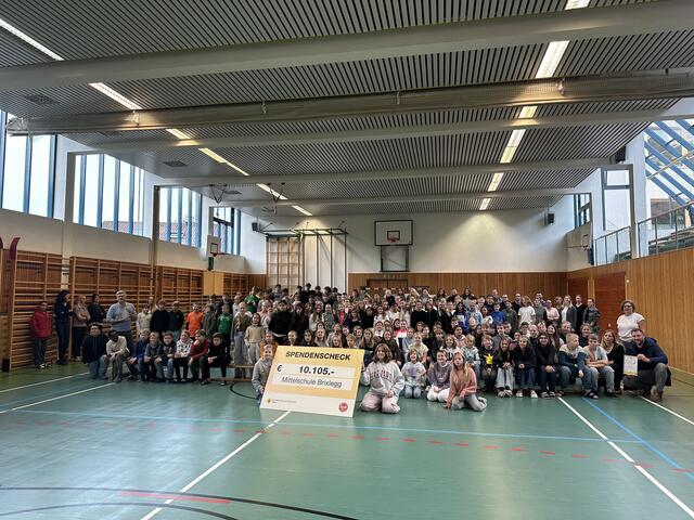 Großartige Spende: Die Schülerinnen und Schüler der MS Brixlegg haben 10.105 Euro für die Krebshilfe Tirol gesammelt. | Foto: Mittelschule Brixlegg