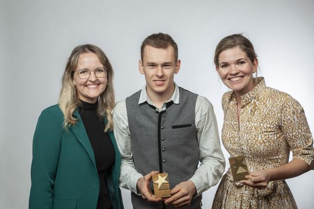 Kraftfahrzeugtechniker Dominik Wolf mit Anna und Lisa Paier vom Autohaus Paier &amp; Paier in Gleinstätten. | Foto: Foto Fischer