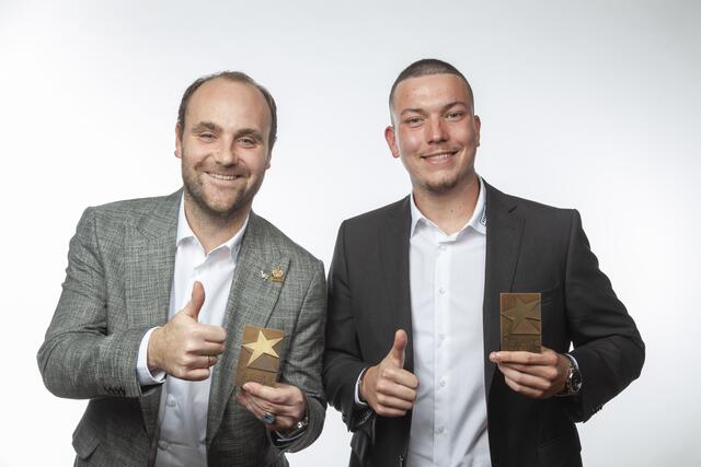 Daumen hoch für Elektrotechniker Fabian Neukirchner von Kiendler GmbH mit Firmenchef Paul Kiendler. | Foto: Foto Fischer