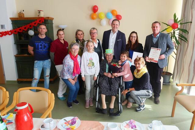 Stehend v.l.: Die Gratulantinnen und Gratulanten beim 103. Geburtstag von Johanna Wiegand: Michael Schneider (Enkel), Birgit Muck (Pflege- und Betreuungsmanagerin), Daniela Giefing (Pflege- und Betreuungsleitung), Elfriede Pfeiffer (Vizebürgermeisterin), Gregor Kopa (Direktor PBZ Tulln), Denise Slavik-Zehetner LL.M.(WU) (in Vertretung von Landeshauptfrau Mikl-Leitner), Alexander Wedekind (Leitung Pflege und Betreuung);

vorne v.l.: Johanna Warschitz (Tochter), Alisa Ehrentraud (Urenkelin), Johanna Wiegand (Geburtstagskind), Julia Ehrentraud (Urenkelin) und Christine Schneider (Tochter); | Foto: PBZ Tulln Lins