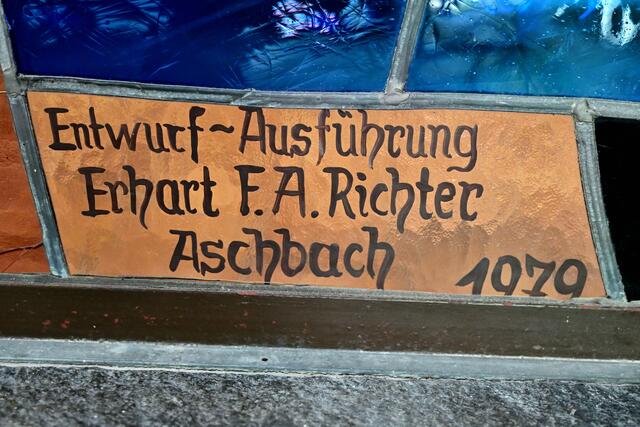 "Signatur" beim Glasfenster in der Aschbacher Aufbahrungshalle von 1979: Erhart F. (Franz) A. (Anton) Richter | Foto: Hans-Peter Kriener