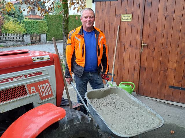 Thomas Pflügl aus Steinakirchen ist noch mit einigen Vorbereitungen am Friedhof beschäftigt. | Foto: Stefanie Machtinger