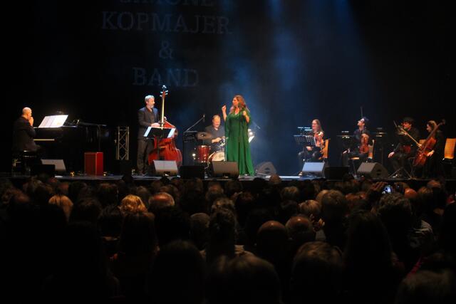 Simone Kopmajer und Band wurden von einem Streichquartett auf der Bühne unterstützt. | Foto: MeinBezirk/Hofmüller