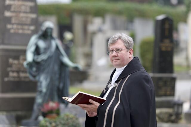 Pottschachs Pfarrer Wolfgang Fürtinger über die Wege der Gläubigen auf den Friedhof. | Foto: Santrucek