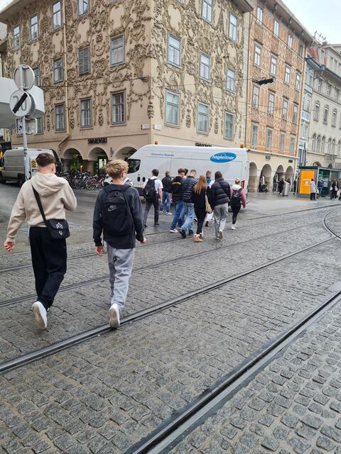 Die Schülerinnen und Schüler bei ihrer lehrreichen Shopping-Tour in Graz. | Foto: BHAK/BHAS Deutschlandsberg