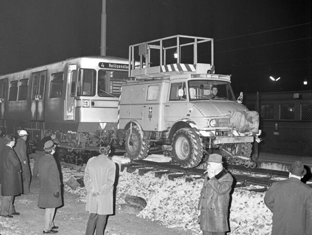 Type U-Auslieferung: U-Bahn-Zug, später bekannt als "Silberpfeil", wird an die Wiener Verkehrsbetriebe geliefert, Heiligenstadt am 30. Oktober 1972 | Foto: Wiener Linien