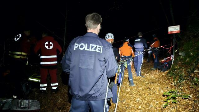 Ein Schwerverletzter musste Dienstagabend von Bergretterinnen und Bergrettern der Ortsstelle Salzburg nach einem Absturz in der Glasenbachklamm geborgen werden. | Foto: Bergrettung Salzburg/Horst Reiter/Michael Titze/Andreas Auer