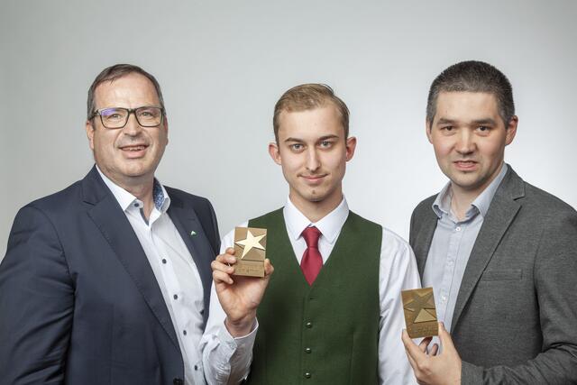 Installations- und Gebäudetechniker Raffael Fürpass von Lagerhaus Gleinstätten mit Johannes Kniely und GF Johann Schweinzger. | Foto: Foto Fischer