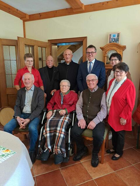 Sitzend: Josef Schrabauer, Cäcilia Schrabauer, Engelbert Schrabauer, Aloisia Schrabauer
Stehend: Maria Schrabauer, Pfarrer Erich Resch, Pfarrer Mag. Franz Kraus, Bürgermeister Hans-Jürgen Resel und Vizebürgermeister. Maria Gruber (v.l.)
 | Foto: Marktgemeinde St. Leonhard am Forst