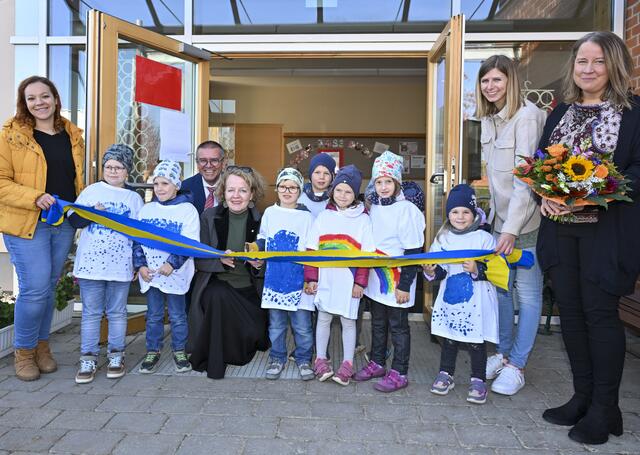 Nina Göstl, Bürgermeister Manfred Schulz, Familien-Landesrätin Christiane Teschl-Hofmeister, Lisa Wetel und Kindergartenleiterin Petra Magister mit den Kindern des Kindergartens Gnadendorf. | Foto: NLK Filzwieser