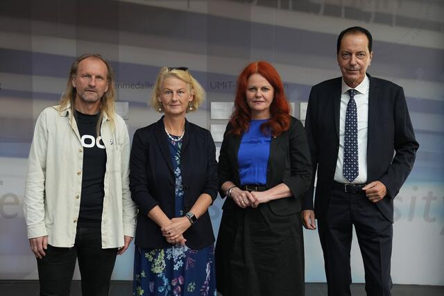 Schauen positiv in die Zukunft: (v.l.) UMIT TIROL Betriebsratsvorsitzender Friedrich Hanser, die Rektorin der Universität Innsbruck, Veronika Sexl, Landesrätin Cornelia Hagele und der interimistische Rektor der UMIT TIROL, Rudolf Steckel. | Foto: UMIT TIROL/Kern