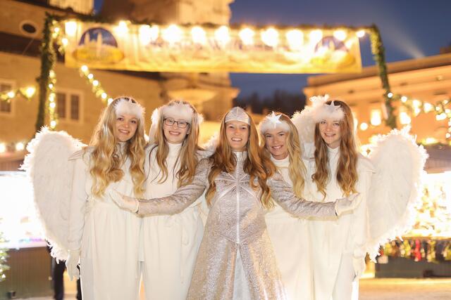 Christkind und seine Engerl aus dem Jahr 2018. Hast auch du Lust, die großen und kleinen Besucher des Salzburger Christkindlmarkts zu verzaubern? | Foto: Neumayr