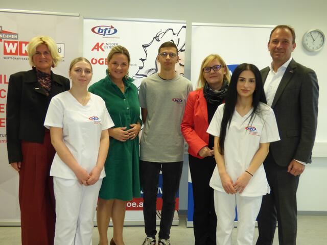 Direktor-Stellvertreterin der WK NÖ Alexandra Höfer, Lehrling Lisa Schiefer, Arbeitsmarkt-Landesrat Susanne Rosenkranz, Lehrling Andre R., Landesgeschäftsführerin des AMS NÖ Sandra Kern, Lehrling Eylem Kozu und Direktor-Stellvertreter der AK Niederösterreich und Vorstandsvorsitzender des BFI NÖ Christian Farthofer. | Foto: Plavec-Liska