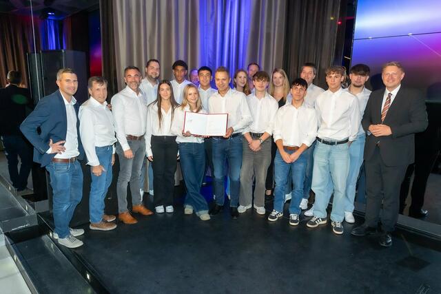 Eine Abordnung des Ausbilderteams sowie der Lehrlinge nahmen die Urkunde für ihren „Stockerlplatz“ beim Staatspreis entgegen. | Foto: BMAW/Silveri