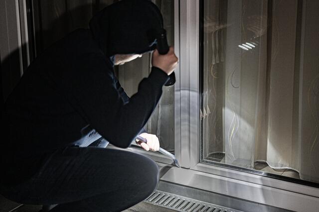 Kurioser Einbruch in Ottnang: Zuerst musste der Obmann durch das Fenster in das eigene Vereinslokal einsteigen, später flüchtete der Dieb durchs Fenster. | Foto: TEAM FOTOKERSCHI.AT / KALTENLEITNER