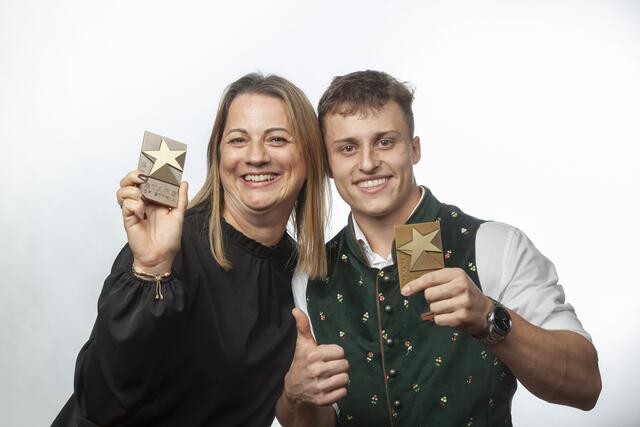 Elektrotechniker Fabian Jelinek mit Ausbildungsleiterin Walpurga Auer von Hereschwerke GmbH | Foto: Foto Fischer
