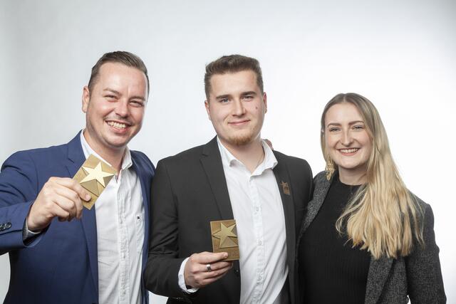 Kälteanlagentechniker Maximilian Grof von EBA Cooling GmbH mit Alexander Ebenwalder und Stefanie Tschinkel | Foto: Foto Fischer