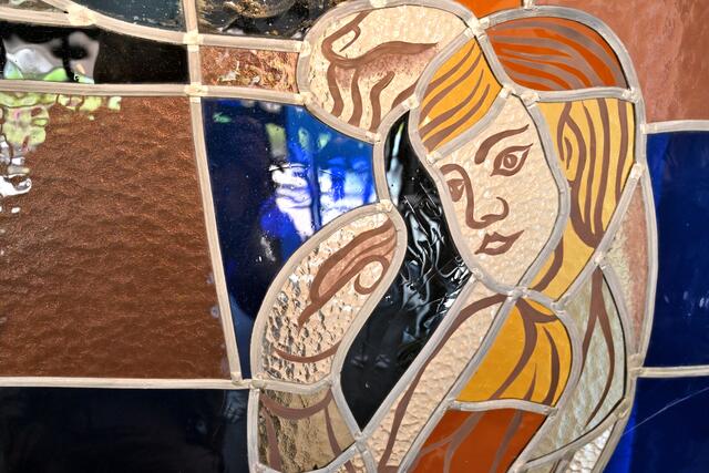 Detail aus dem 45 Jahre alten Glasfenster in der Aufbahrungshalle | Foto: Hans-Peter Kriener