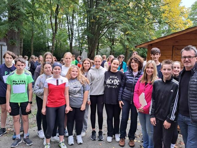 Direktorin Gabriele Mosch, Klassenvorsständin Adele Callenberg mit ihren Schülern der 4a und Bürgermeister Hans-Jürgen Resel | Foto: Marktgemeinde St. Leonhard am Forst