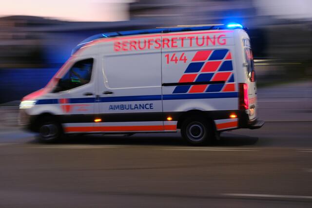 Laut Rettungssprecher Daniel Melcher wurden insgesamt vier Personen vor Ort erstversorgt, zwei davon mussten aufgrund des Verdachts von Rauchgasvergiftung ins Spital gebracht. (Symbolfoto) | Foto: Robert Kalb / picturedesk.com 