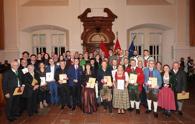 Die Volkskultur in Salzburg wird durch mehr als 60.000 Mitglieder in rund 1.900 Vereinen in den Gemeinden an 365 Tagen im Jahr gelebt. Im Bild: Gruppenbild aller Ausgezeichneten mit Landtaspräsidentin Brigitta Pallauf. | Foto: Land Salzburg / Franz Neumayr