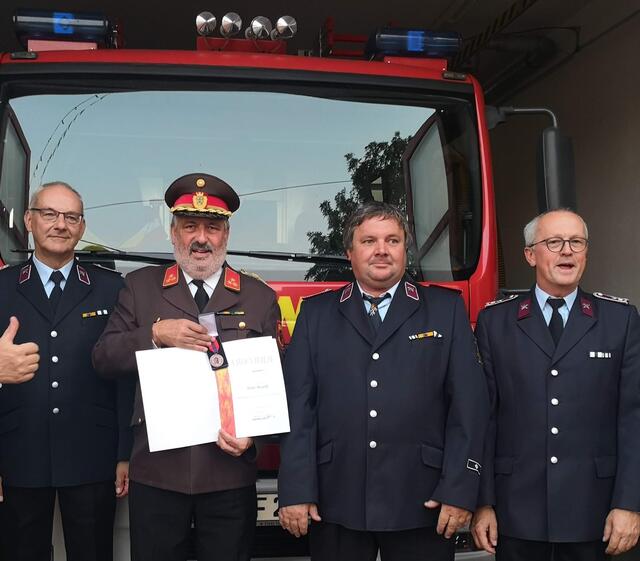 Ullrich Schubert, Peter Brandl, dem seitens der Deutschen Feuerwehrverbandes die Medaille für internationale Zusammenarbeit verliehen wurde, Mike Hänisch und Matthias Wolf. | Foto: FF Pressbaum