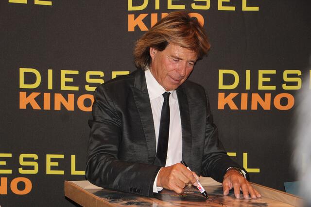 Hansi Hinterseer erfüllte jeden Autogrammwunsch und stand für Fotos bereit. | Foto: MeinBezirk/Hofmüller