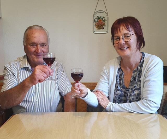 Mit einem Glaserl Wein stießen Bgm. Eva Wolf und Alfons Bertlmann zu seinem 85. Geburtstag an. | Foto: Gemeinde Lechaschau