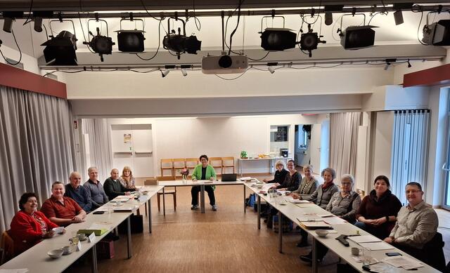 Die Kurrentkurs-Teilnehmerinnen und -teilnehmer im Stieglerhaus mit der Vortragenden Karin Kranich (Bildmitte). | Foto: Bruno Kranner
