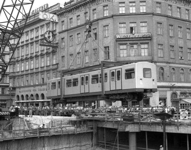 U-Bahn-Zug wird mit Kran fürs Publikum in den U-Bahnschacht bei der Kärntnerstraße gehievt, 18. August 1973. | Foto: Wiener Linien