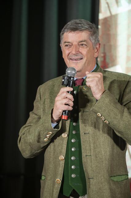 Bürgermeister Gerhard Rohrer war voller Lob für die tüchtigen jungen Mädels und Burschen, die bereit sind die Extrameile zu gehen. | Foto: Foto Fischer