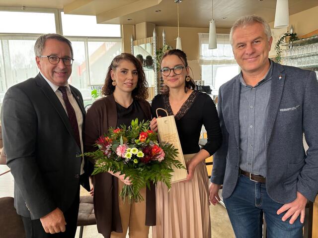 Mit Amtsleiter Thomas Mayer gratulierte Bürgermeister Johannes Schmid zum Start vom Torteneck. | Foto: Gemeinde Rosental