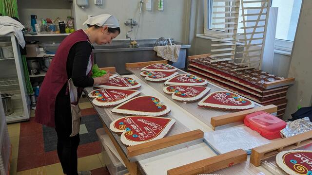 Die Lebkuchenherzen werden per Hand dekoriert. | Foto: Nathanael Peterlini/MeinBezirk