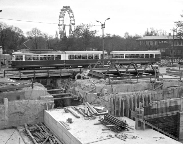 Bau der Linie U1 bei der Lassallestraße und Zug der Linie 26, am 9. Dezember 1978. | Foto: Wiener Linien