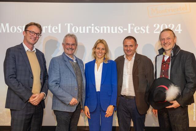 Florian Größwang (TourCert-Austria), Karl Wilfing (Präsident des NÖ Landtages), Kristiane Spiegl (Bereichsleitung Nachhaltigkeit Niederösterreich Werbung), Andreas Purt (Geschäftsführer Mostviertel Tourismus GmbH), Johannes Scheiblauer (Vorsitzender Generalversammlung Mostviertel Tourismus GmbH) | Foto: Chris Holzinger